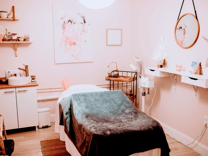 Maven Bloom Beauty Bar
